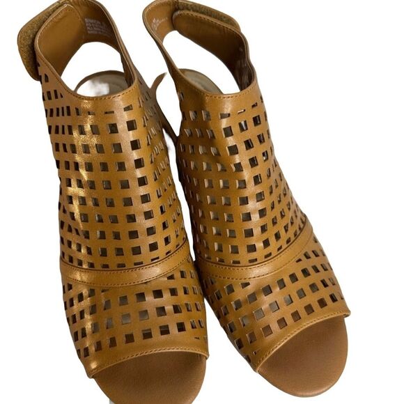 Kim Rogers Shoes - Kim Rogers Women's Tan Cutout Heels Size 9.5